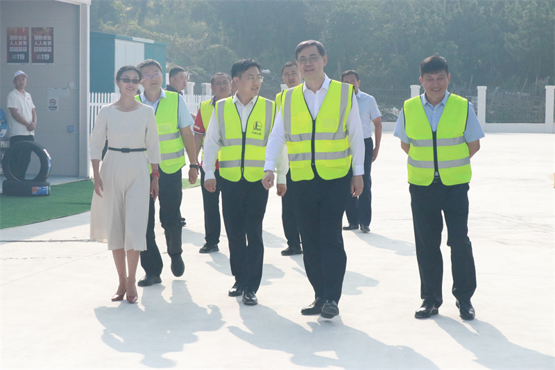 山东石油党委书记、分公司代表吴劲松到基层慰问帮扶指导。