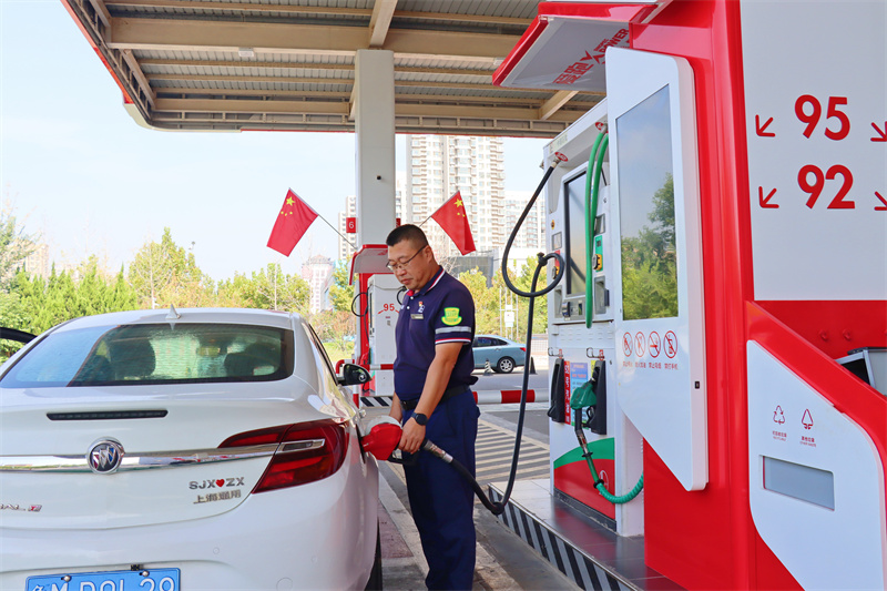 滨州公司站长为客户加油服务。