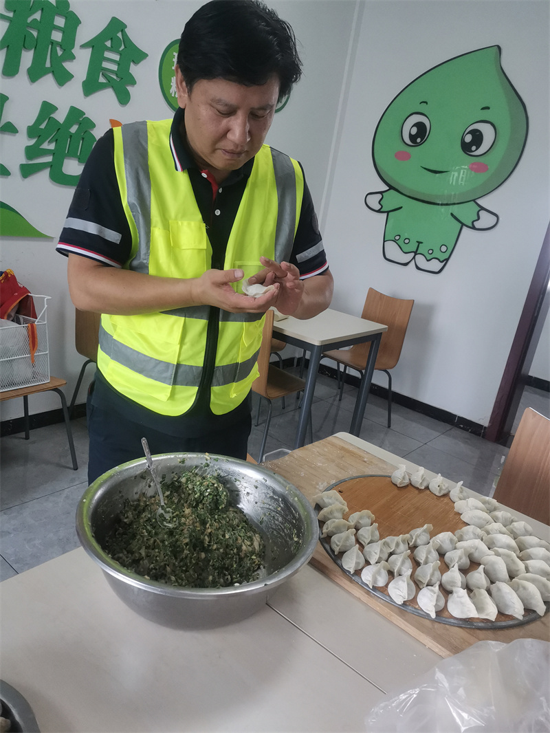 4图为济南历城片区经理陈海强为忙碌在外的员工包水饺。
