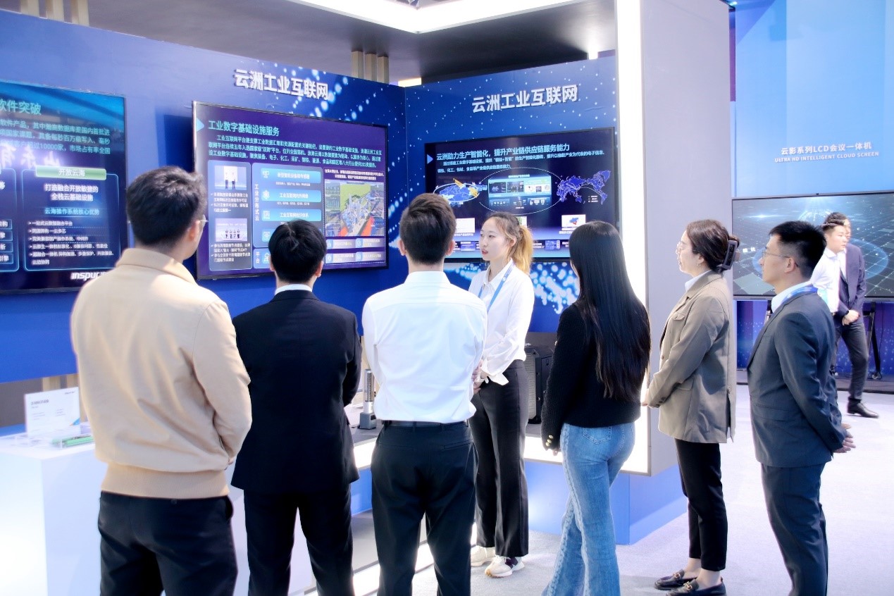 浪潮云洲展台吸引与会者参观