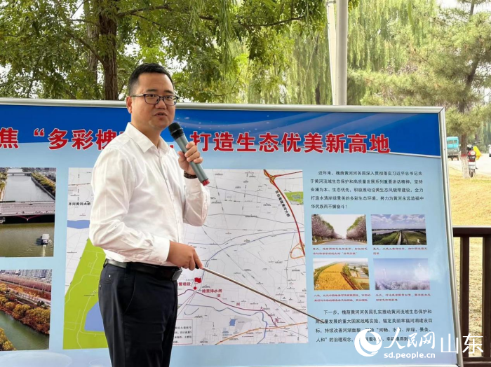 槐荫黄河河务局局长张新介绍睦里闸附近生态环境变迁。人民网 乔姝摄