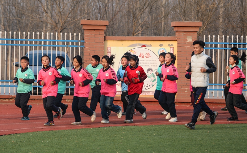 12月5日，老師帶領學生們鐵營鎮閆集小學足球場進行熱身訓練。