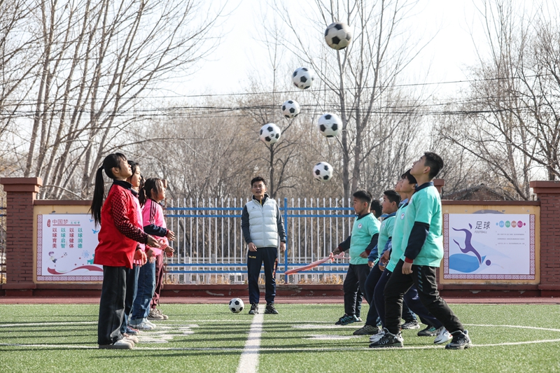 12月5日，學生們在鐵營鎮閆集小學足球場進行頭球訓練。