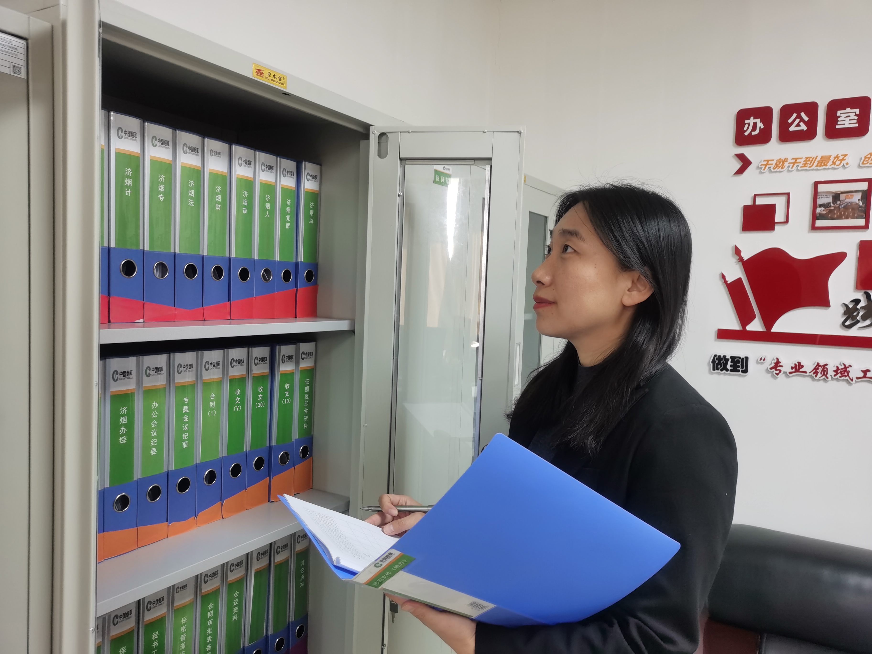 图为档案管理员对归档的档案进行梳理，确保档案完整