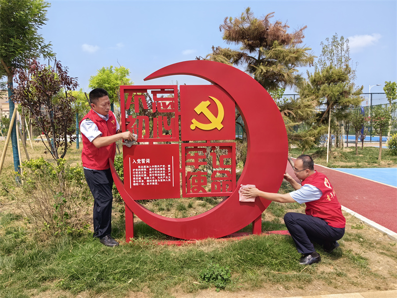 图为勇士突击队开展文明城市创建 郑敏摄