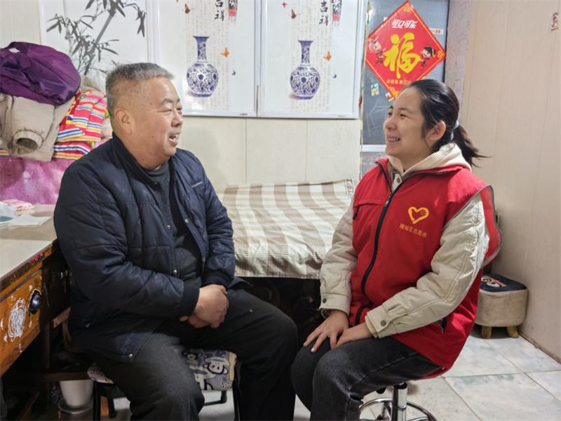 图为党员志愿者与年长零售客户话家常 郑敏摄