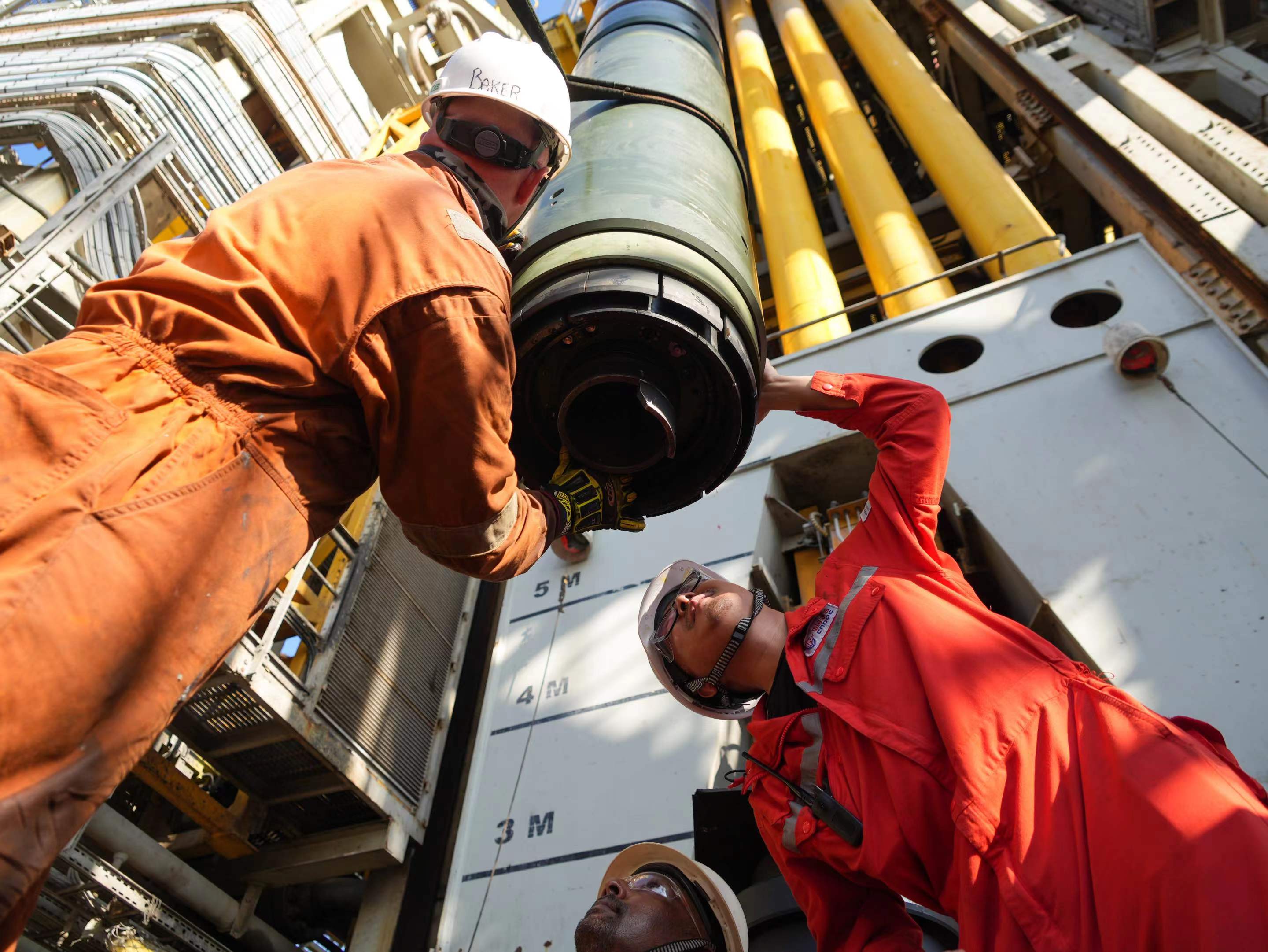 在海上超深水大氣田“深海一號”上，工作人員在檢查設備。王恆攝