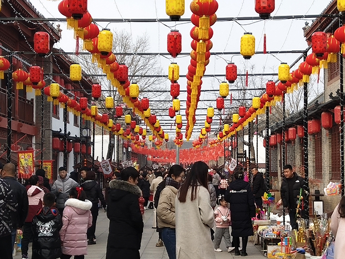 图2）春节期间，庄氏庄园街区游客在逛市集、赏民俗。郑文胜 摄