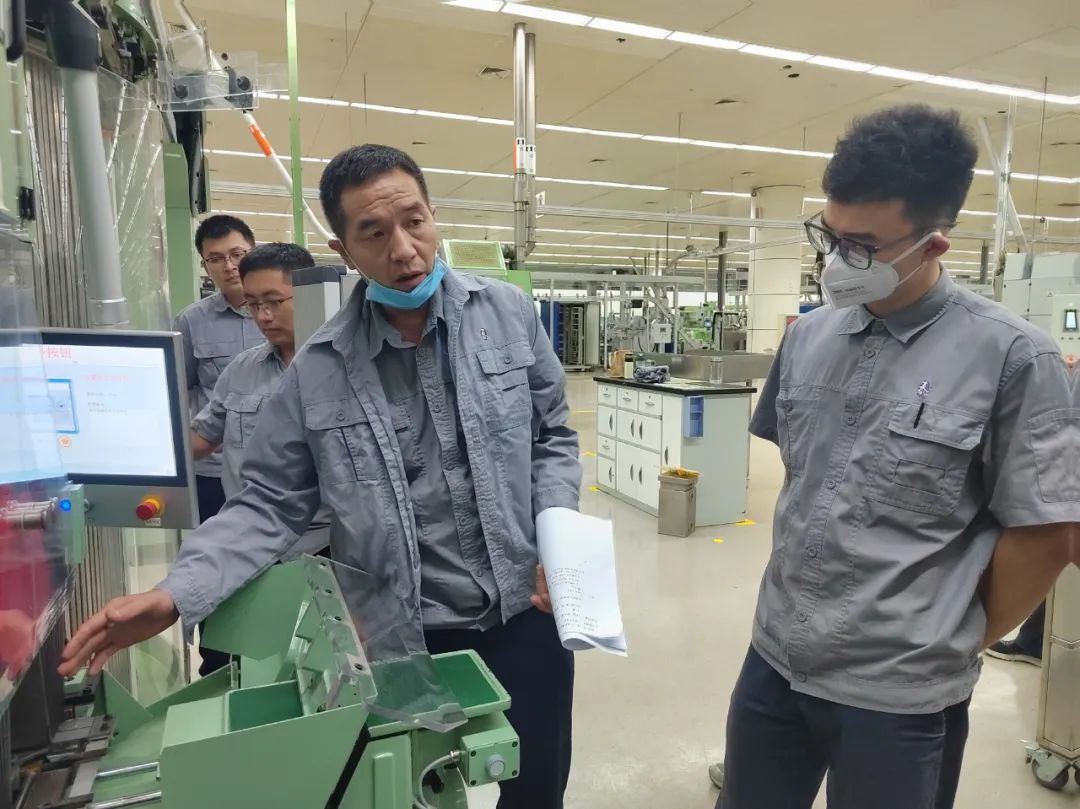 图为王书涛在为青年员工讲解设备知识