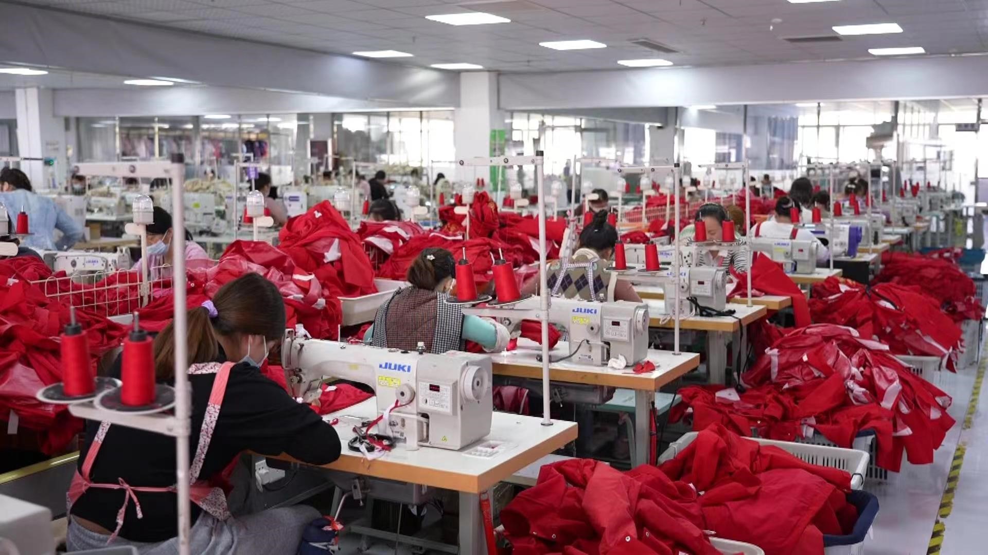 马面裙生产车间里忙碌的工人。中共曹县县委宣传部供图