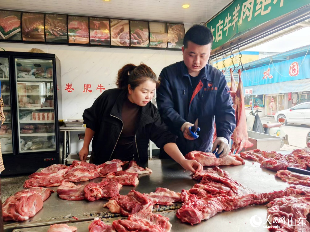 刘静（左一）在挑选烧烤食材。人民网记者 宋翠摄
