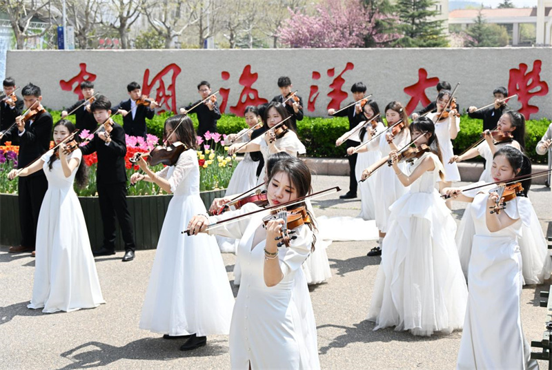 4月18日，中国海洋大学美育通识课学生及艺术系学生在校门口演奏。