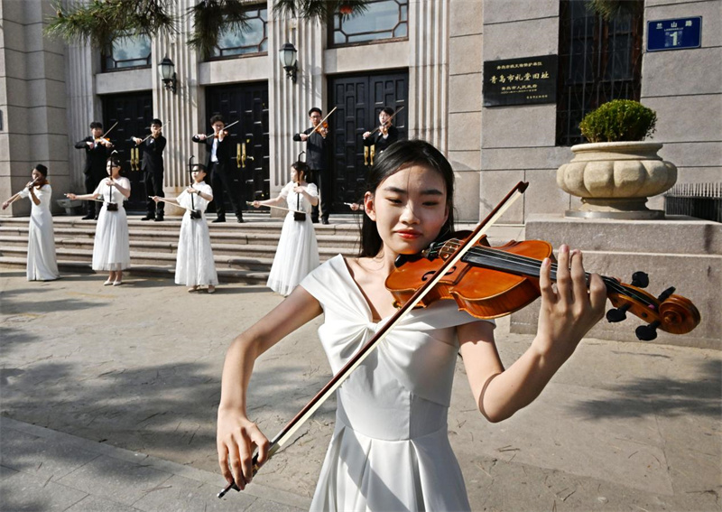 4月18日，中国海洋大学美育通识课学生及艺术系学生在青岛音乐厅外演奏。