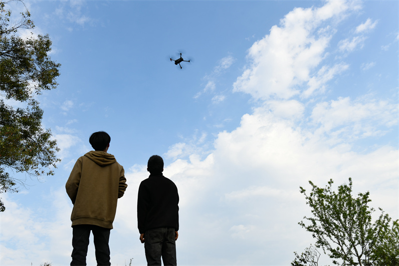 表弟使用无人机航拍现场作业