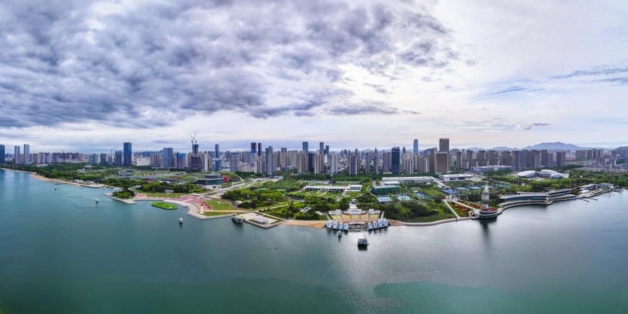 城市上空，云层与大海相映衬，景象蔚为壮观。靳淑丽 摄