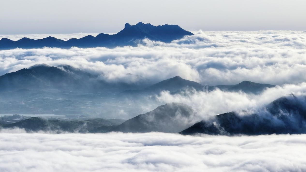 云海在五莲的群山之间翻滚奔腾。张宁 摄