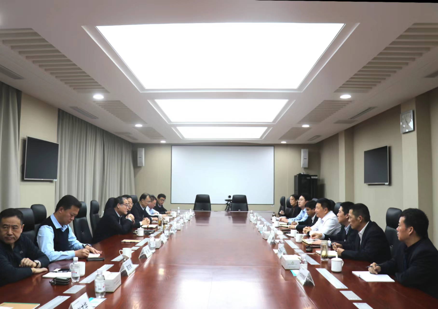 邹平市政府主要领导拜访滨州市分行并座谈存款事宜