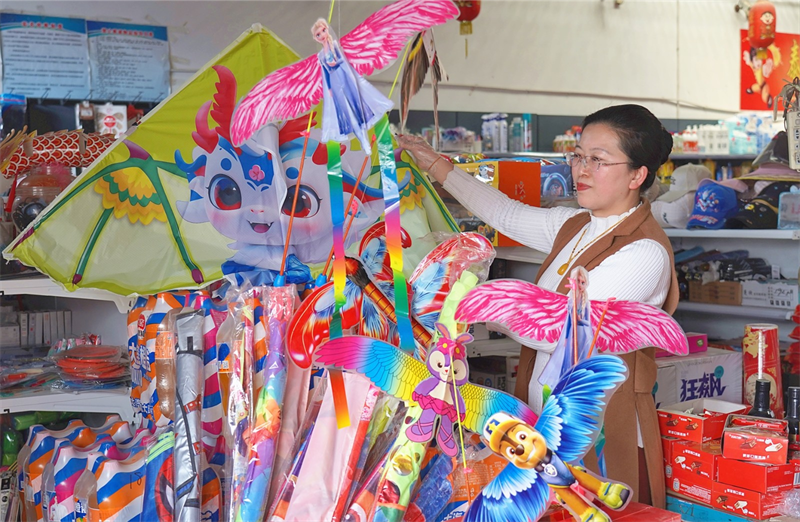 圖為張海雲整理店內商品，打造特色專區