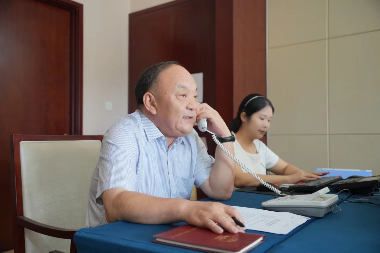 宇向東組長擔任“接線員”