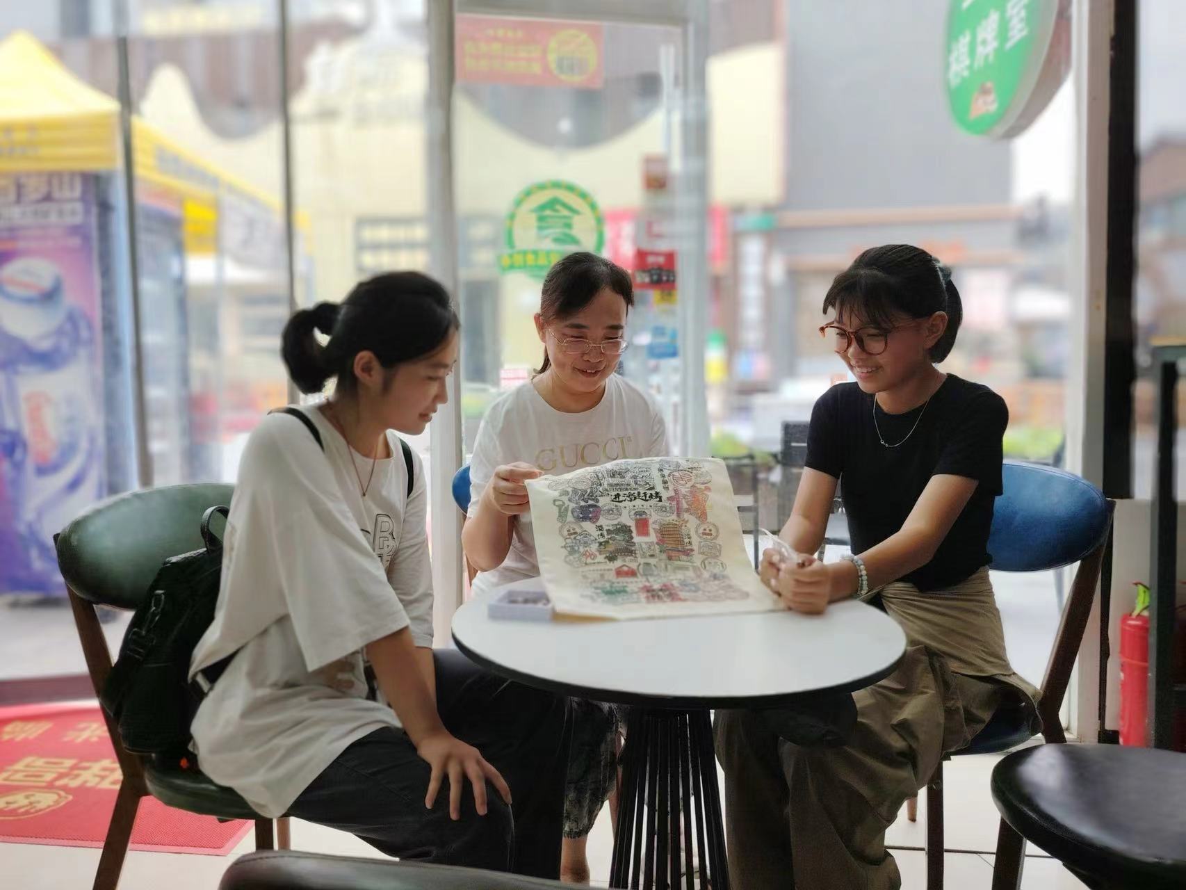 李丽丽向顾客介绍文创产品。