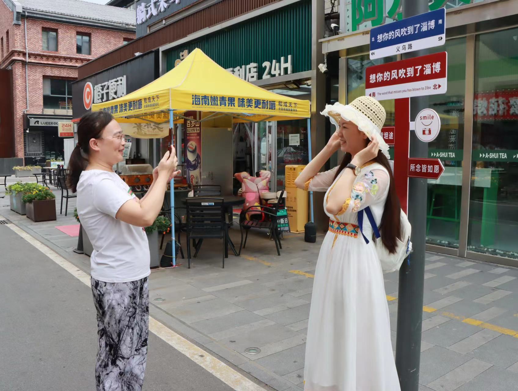 李丽丽为游客拍照留念。