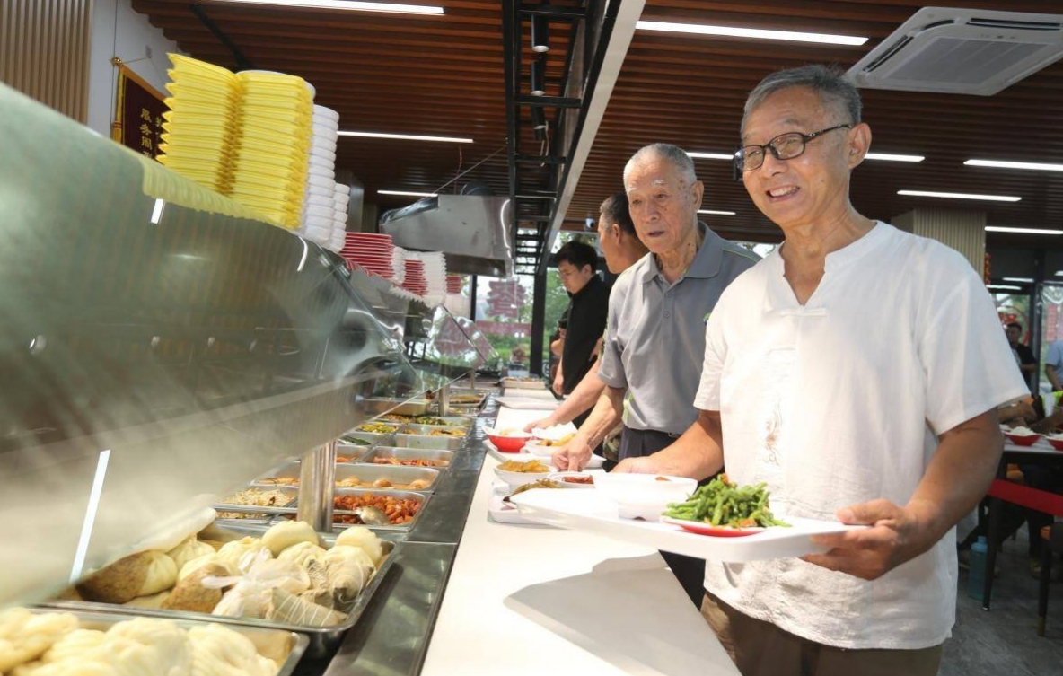 老年人在长者餐厅排队选择餐品。王晨鹏摄