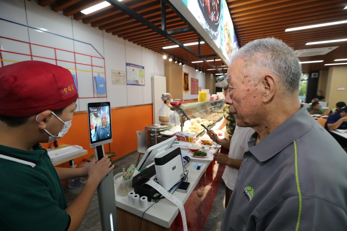 老年人“刷脸”就餐，可享助餐补贴。王晨鹏摄