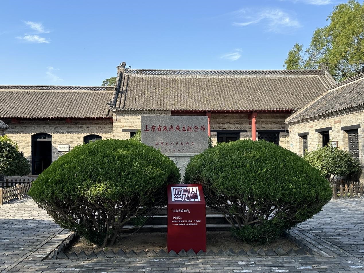 山东省政府成立纪念碑。 王朔 摄