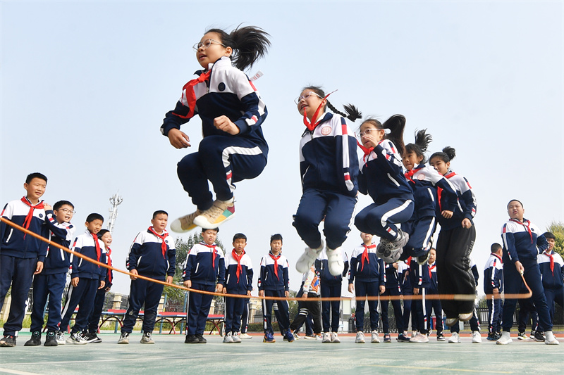 2024年10月10日，在山東青島普新小學的課間活動上，學生們在跳大繩鍛煉身體。