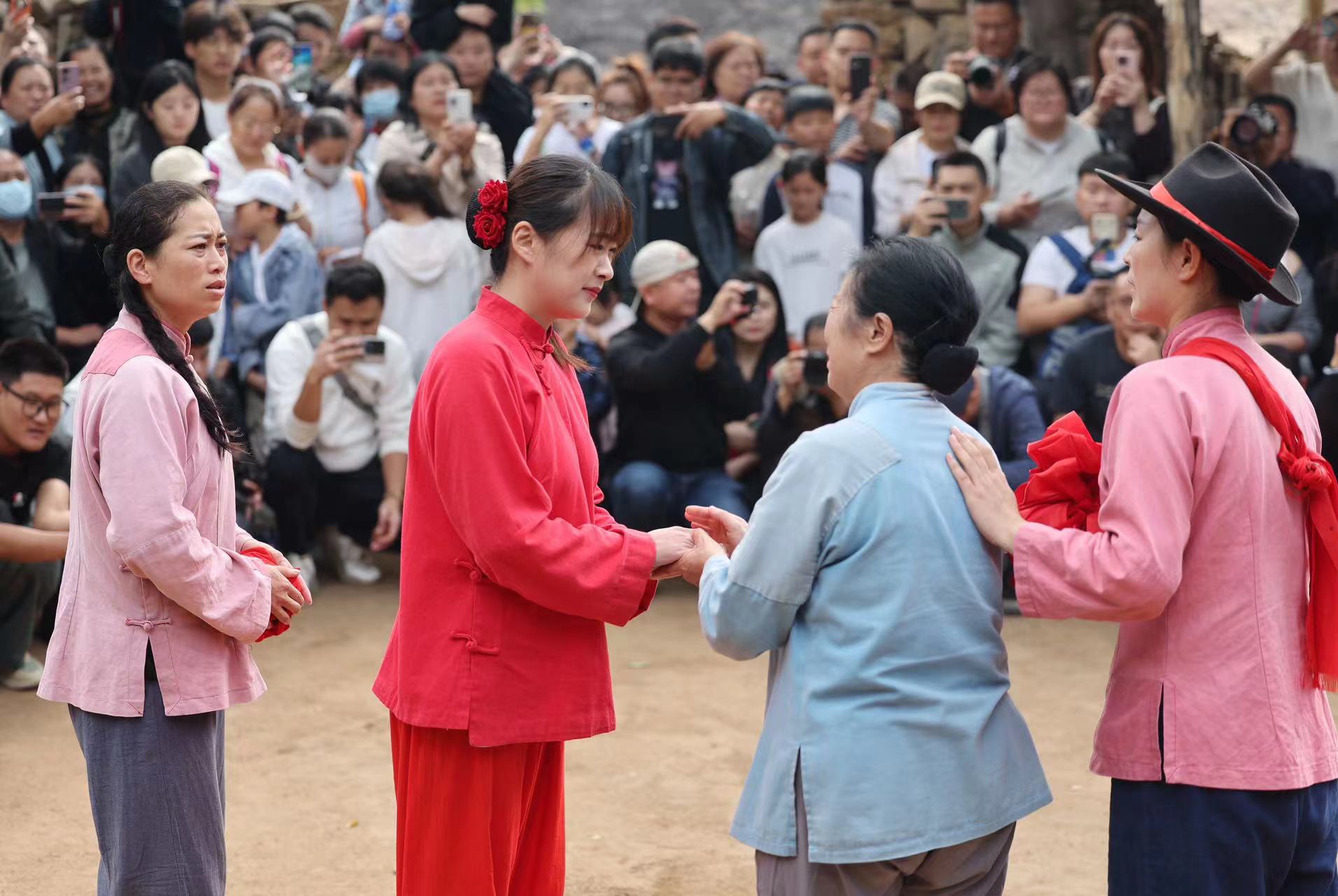 2024年10月13日，在山东省临沂市沂南县马牧池乡红嫂家乡旅游区，演员在情景剧《永远的新娘》中表演。