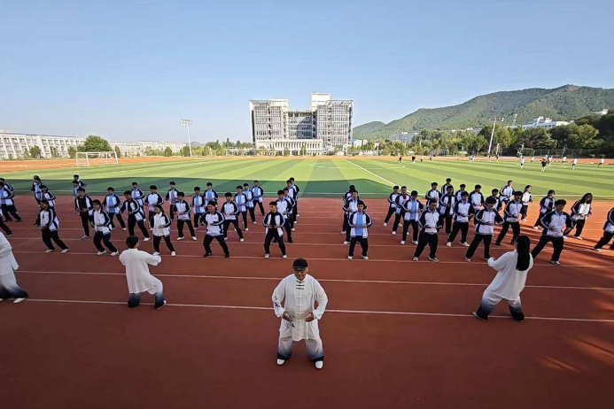 团队成员教授师生八段锦。