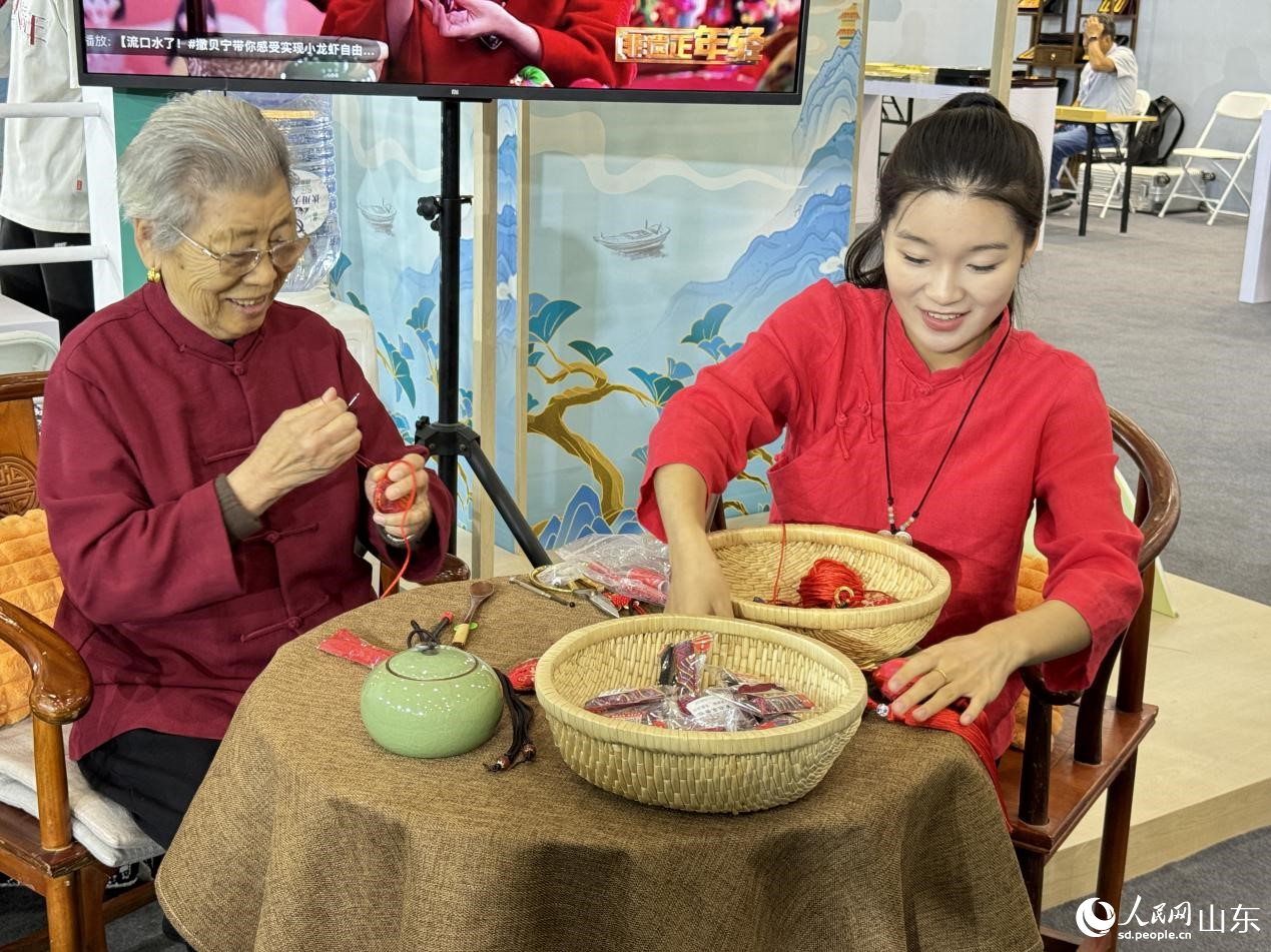 86岁中国非物质文化遗产传承人徐秀英正在缝制徐州香包。人民网 郑昕桥摄