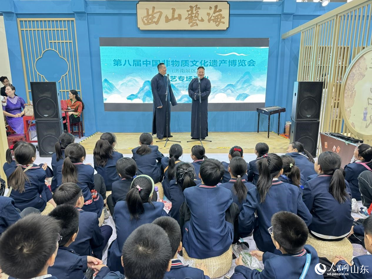 现场的曲艺表演吸引了一批小学生前来观看。人民网 郑昕桥摄