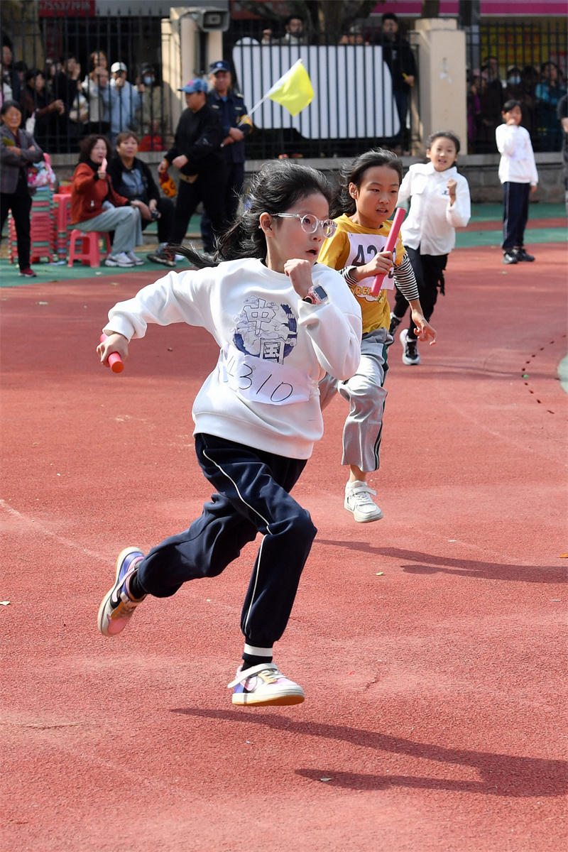 運動會上，孩子們在進行4×100米接力賽。王海濱攝