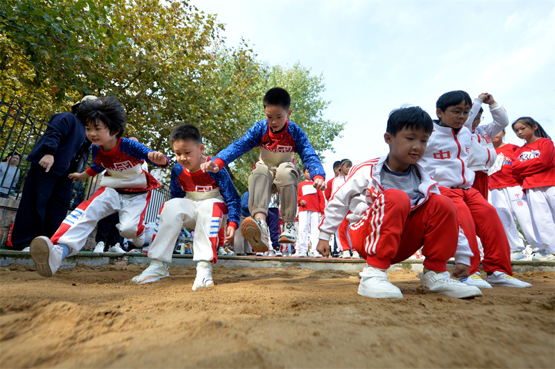 運動會上，孩子們在進行立定跳遠比賽。王海濱攝