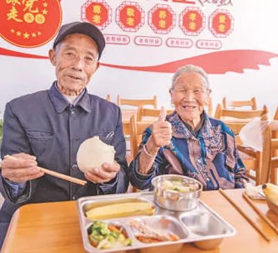 日照市五莲县许家庄幸福院食堂里，老人们在用餐。五莲县委宣传部供图