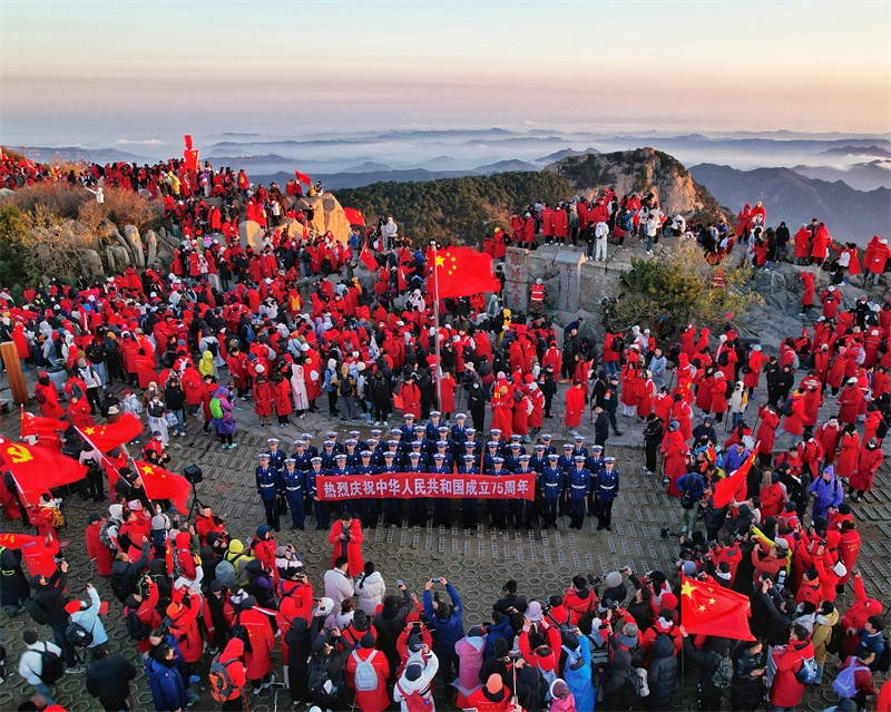 《泰山之巅中国红》陈阳  