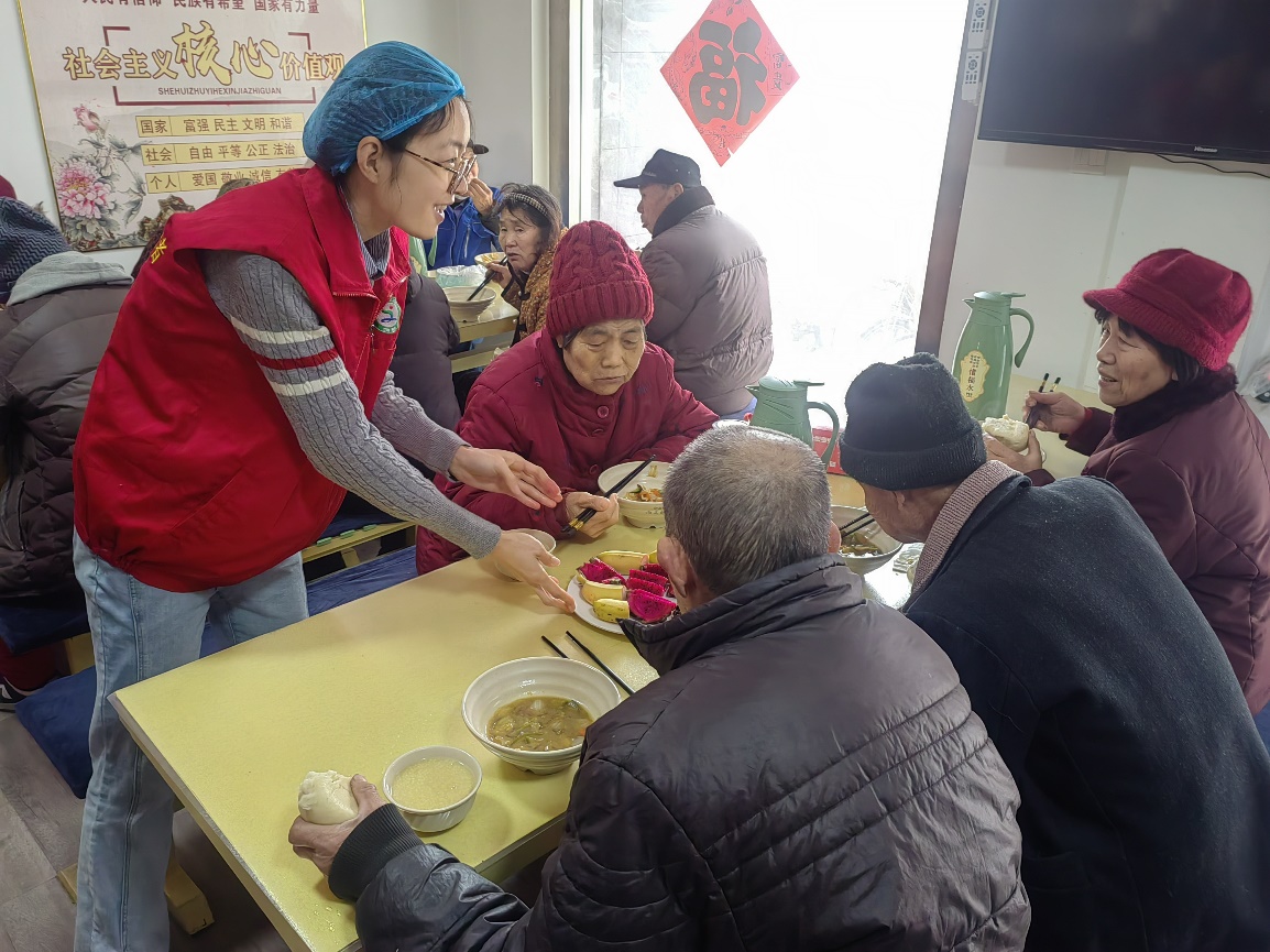 圖為在老年食堂提供敬老服務