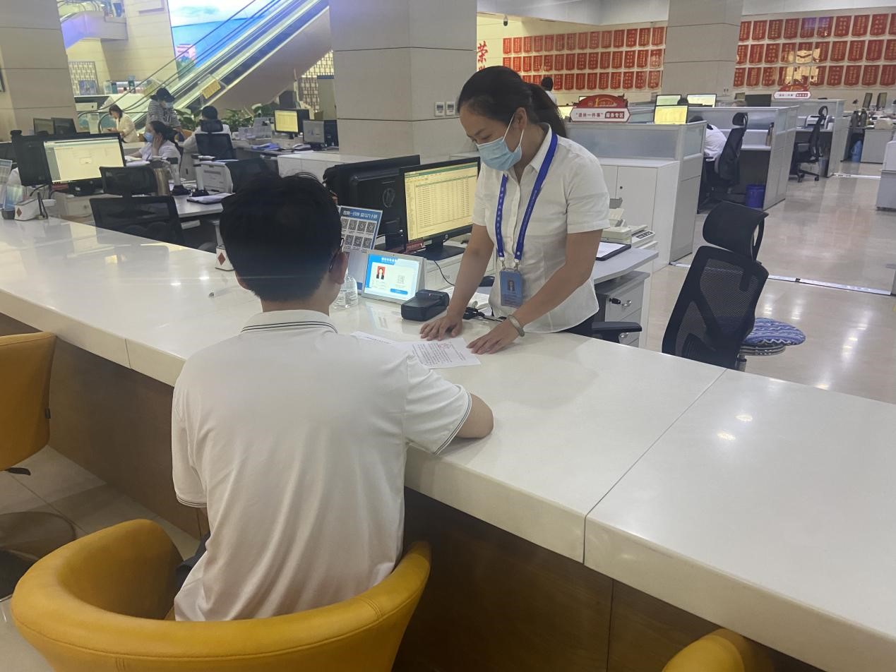 工伤保险科工作人员为来办理业务的灵活就业人员讲解政策、受理材料。