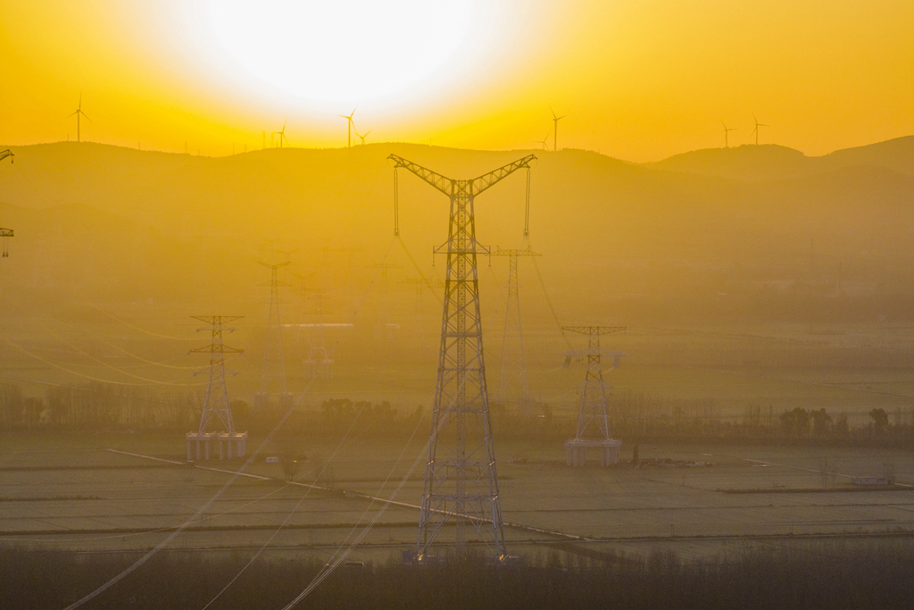 ±800千伏隴東—山東特高壓直流工程輸電線路山東段。