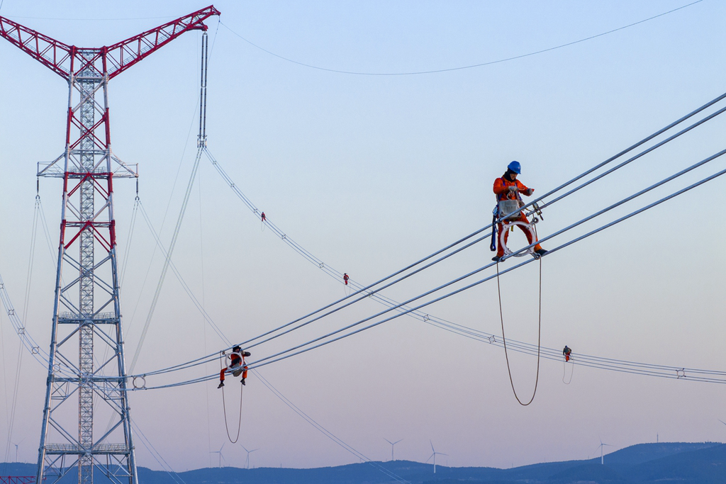 施工人員在±800千伏隴東—山東特高壓輸電線路上安裝間隔棒。