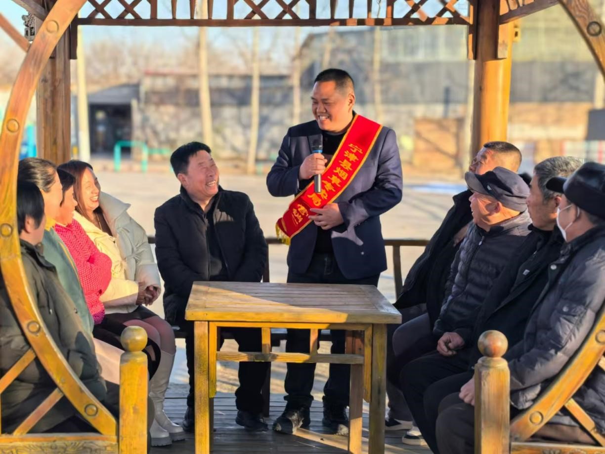 图为青年志愿者宣讲党的精神。