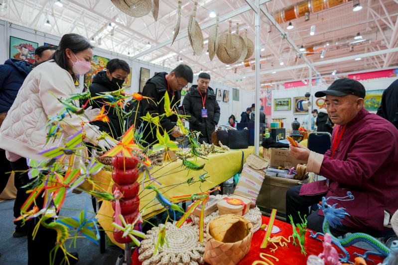 草编作品展示。山东省工艺美术协会供图