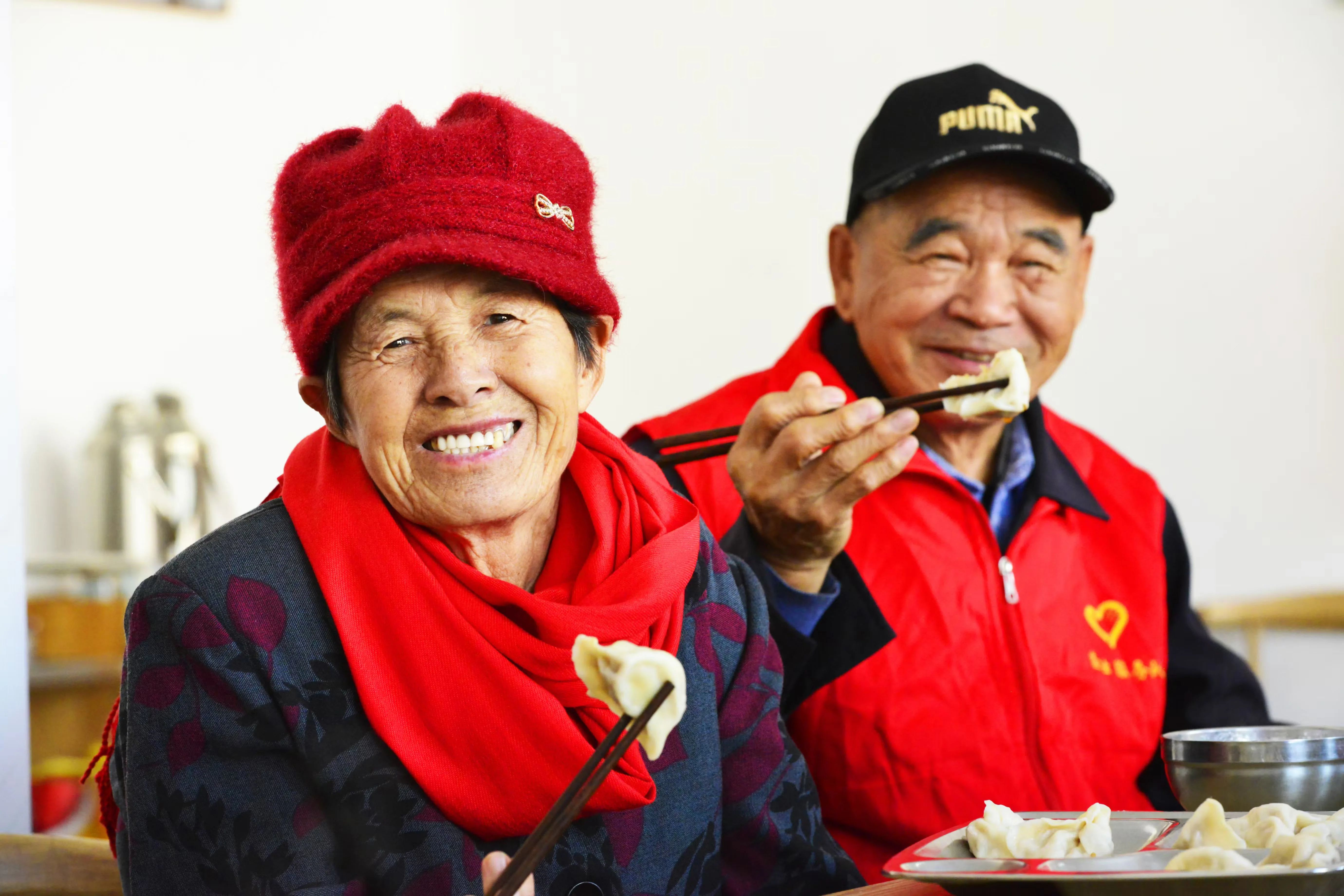 東營墾利區董集鎮楊廟社區幸福食堂內，老人們正在吃餃子。李 蕊  孫金利攝影報道