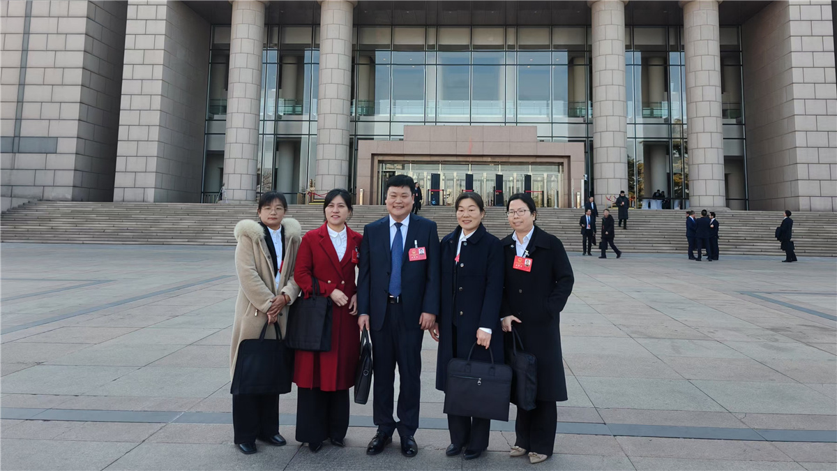 1月20日上午，山东省第十四届人民代表大会第三次会议开幕。图为代表委员在现场合影留念。人民网记者宋翠摄