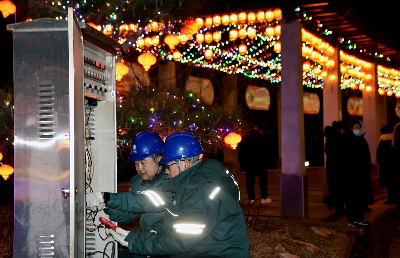 除夕（1月28日）夜，國網威海市文登區供電公司員工在文山公園燈光觀賞區檢查配電線路設備。