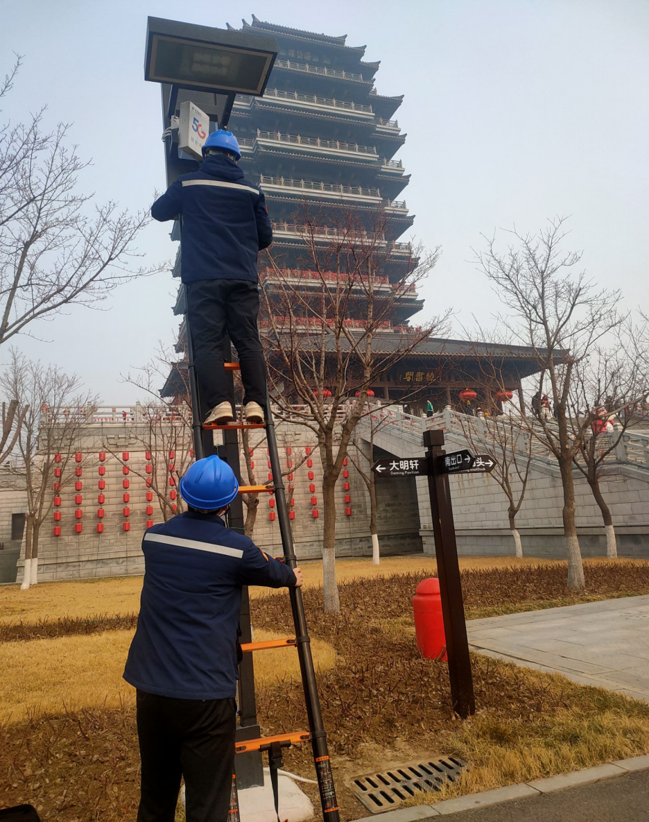 圖為電信中國電信網絡維護人員在海岱樓前巡檢設備 。