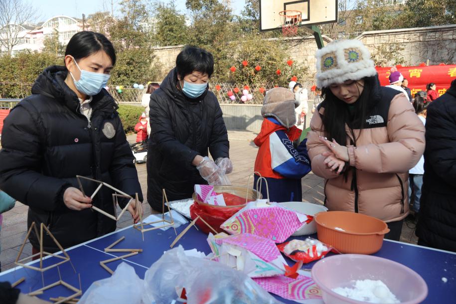 社区居民们一起制汤圆、做鱼灯庆元宵。张守本 摄