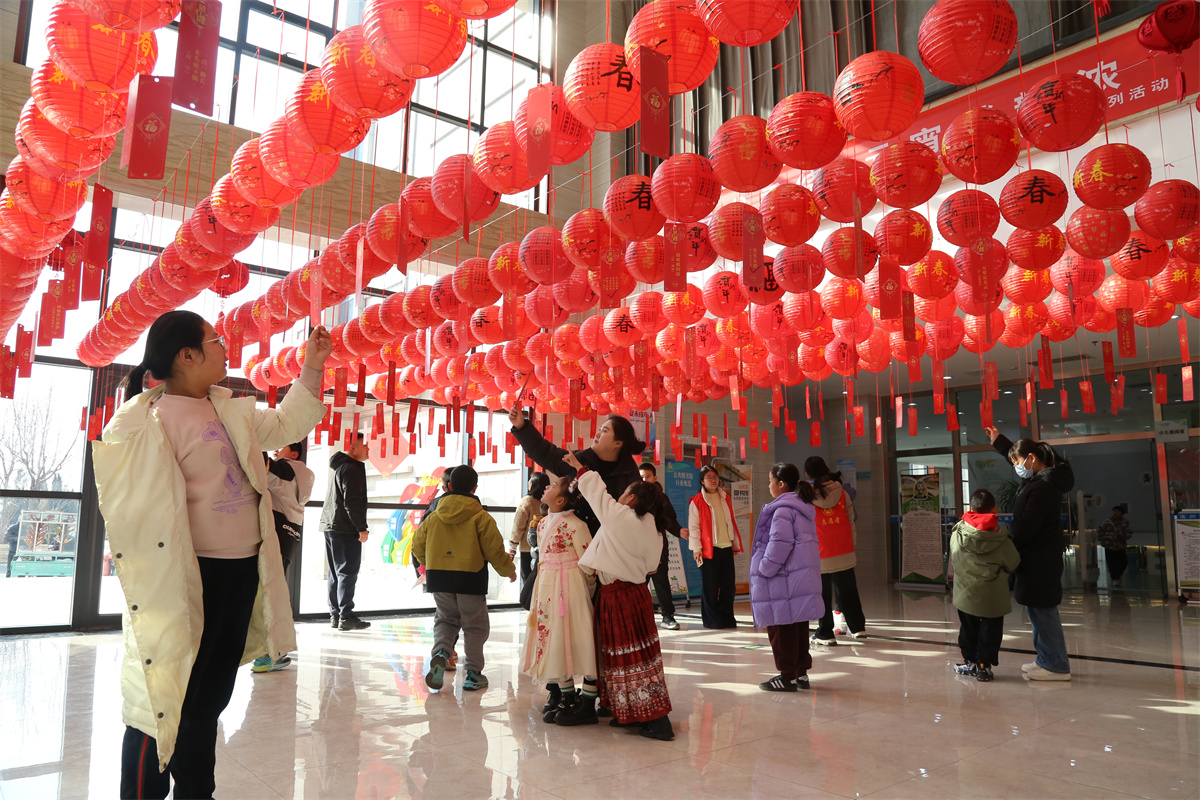 2月11日，在山东省滨州市沾化区图书馆内，市民纷纷前来参加猜灯谜活动。