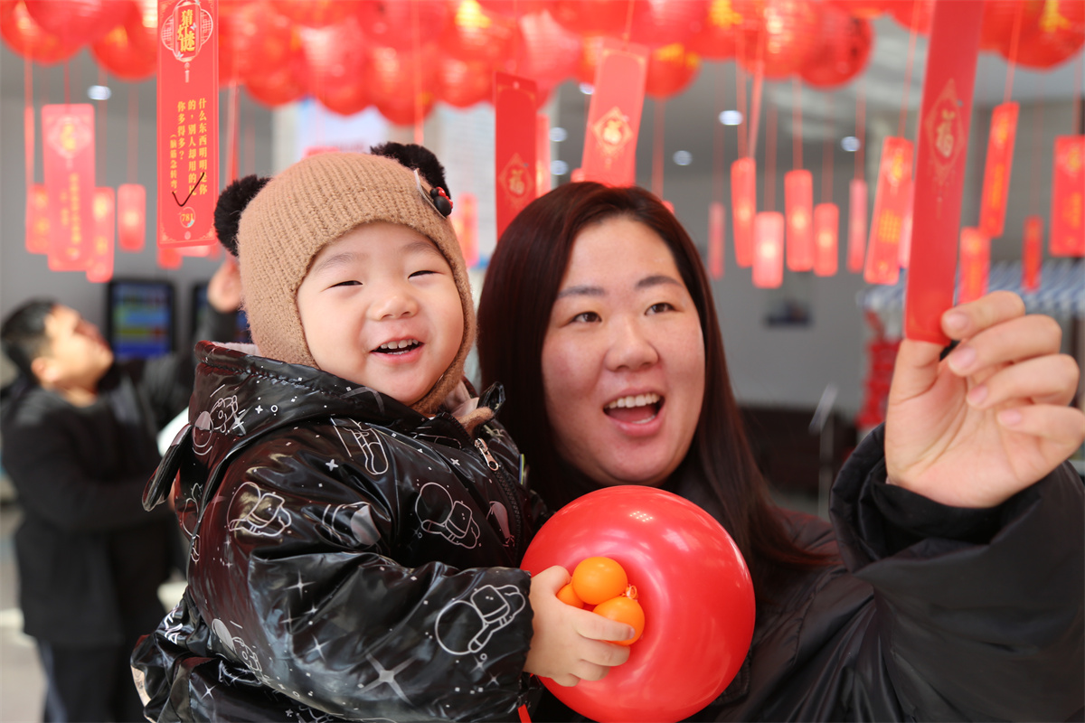 2月11日，在山东省滨州市沾化区图书馆内，市民在猜灯谜。